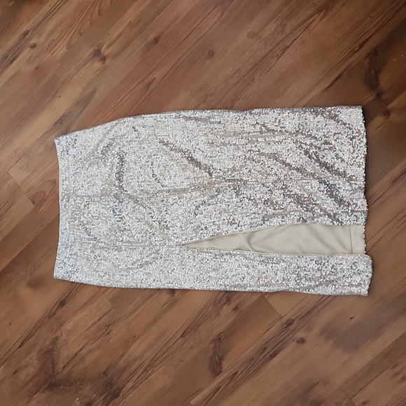NWOT - Bardot | Arabella Sequin Shimmer Midi skirt with slit, size Medium (M) - Picture 6 of 8